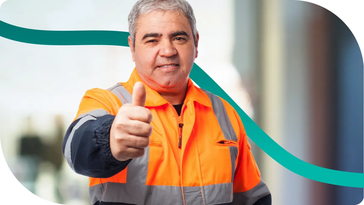 Trabalhador de uniforme laranja fazendo sinal de positivo