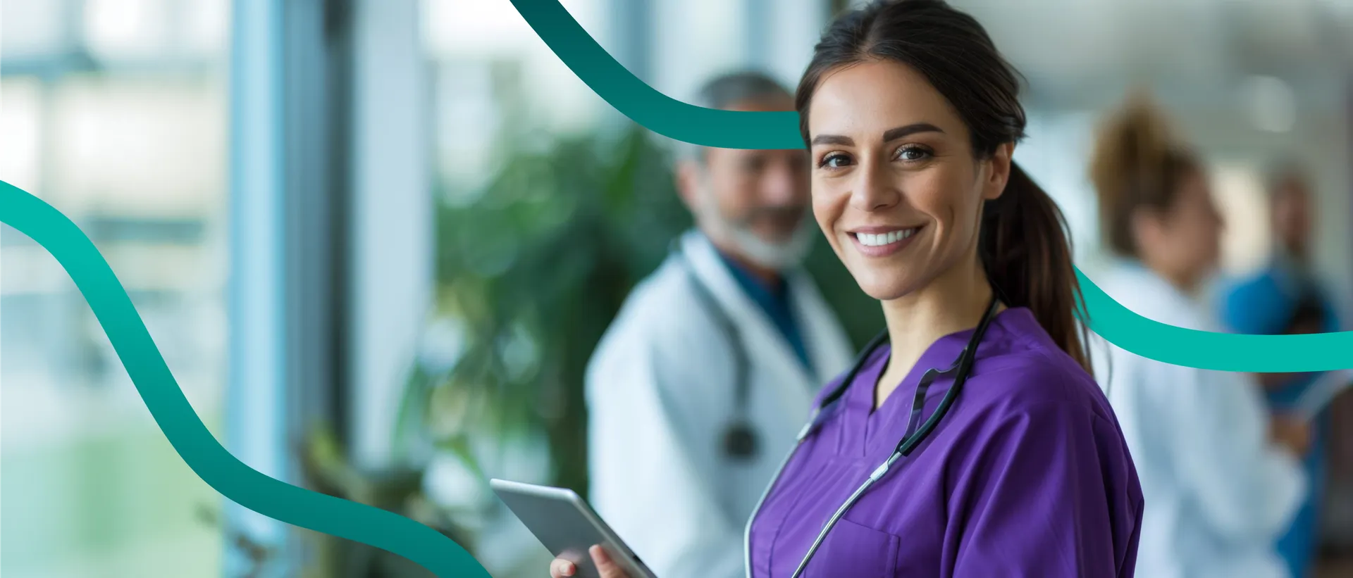 Médica sorrindo com um tablet nas mãos, com colegas ao fundo