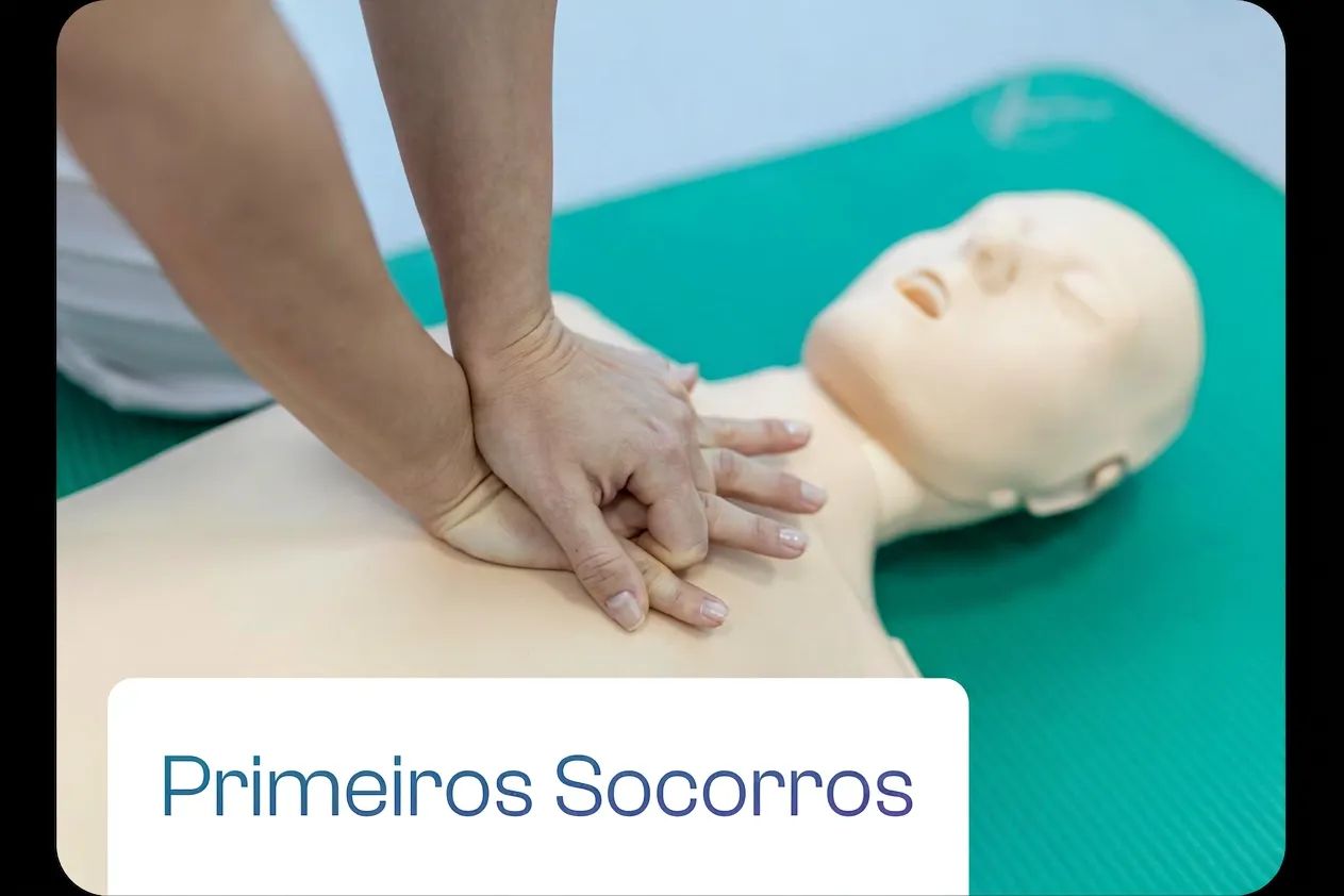 Simulação de atendimento de primeiros socorros em um treinamento